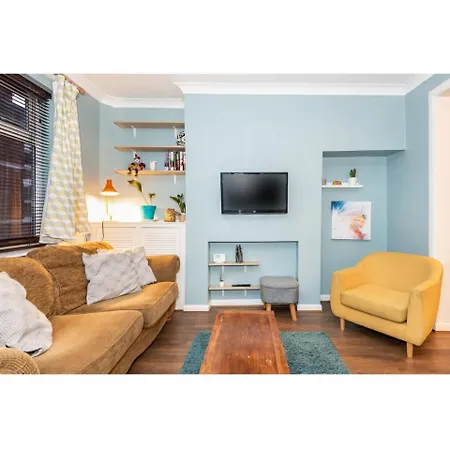 Cosy And Modern House W/on-street Parking Apartman