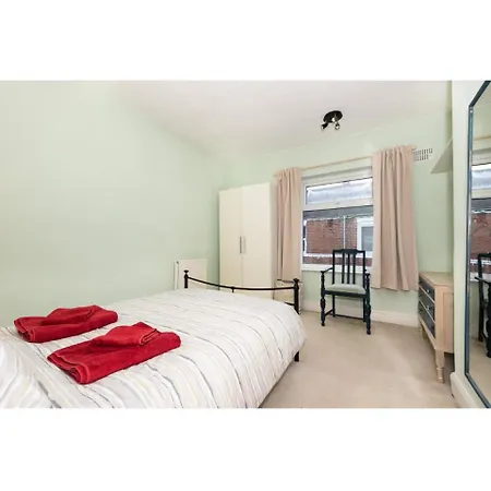 Cosy And Modern House W/on-street Parking شقة